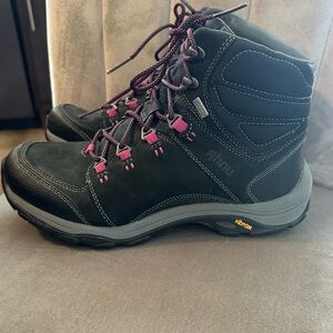 Ahnu Montara insulated vibram hiking boots 8